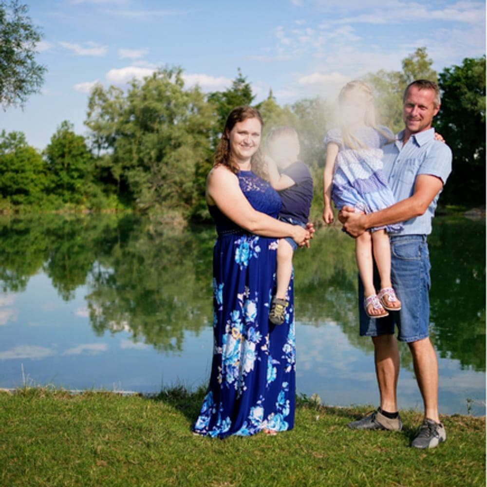 Christina Heckl mit ihrer Familie am See bei Sonnenuntergang